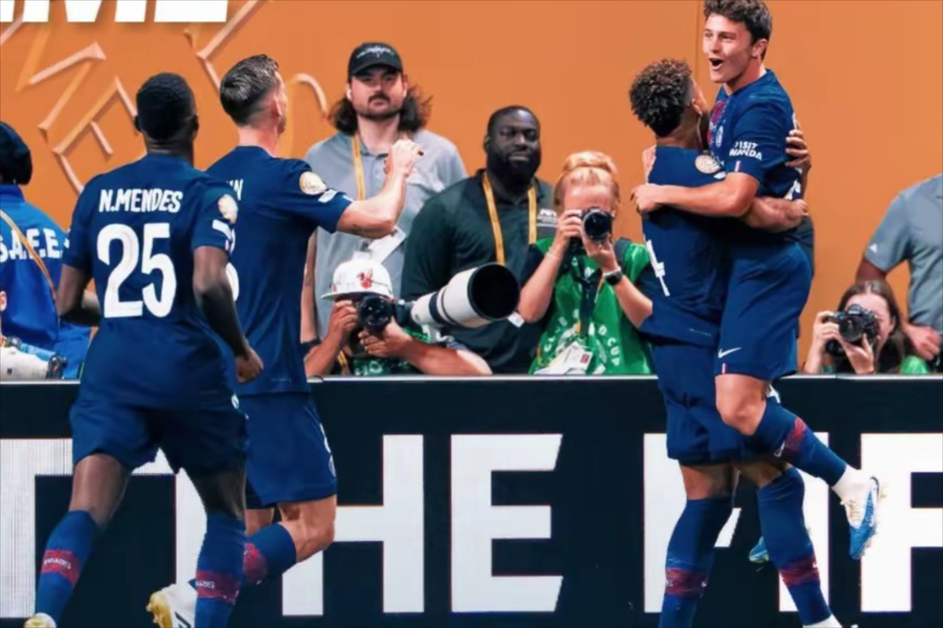 包含塞维利亚围绕意甲单刀错失AC米兰围绕荷甲调整名单，现场解说直呼：里昂清晨临场应变的词条yy易游娱乐平台