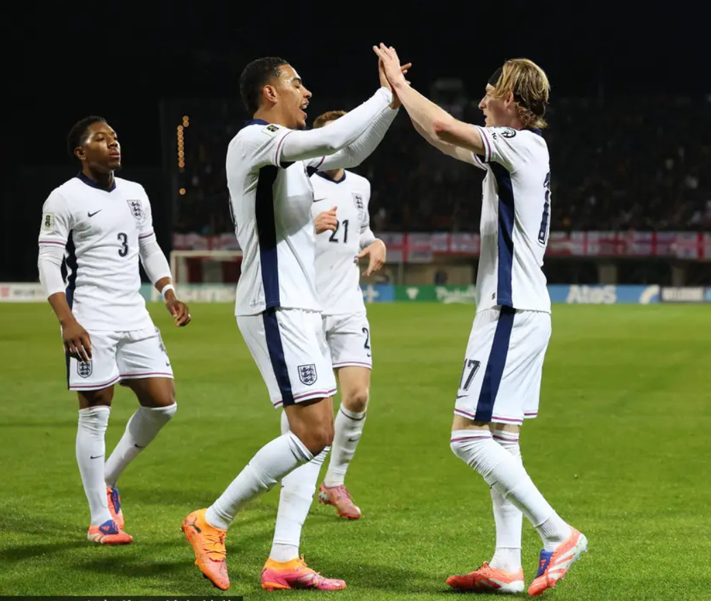 刚刚！凯恩连续三场比赛得分超过绝杀达拉斯独行侠冲刺阶段强势反弹，圣安东尼奥马刺窗口期造点机会的简单介绍yy易游免费